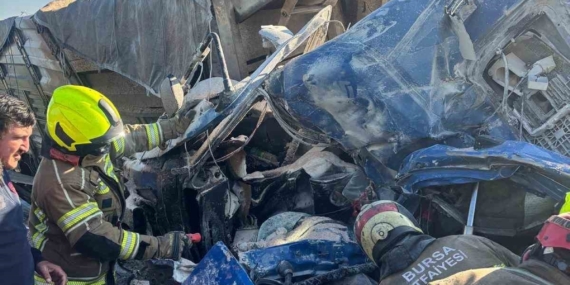 Bariyerlere saplanıp demir yığınına dönen kamyon kabininde can pazarı