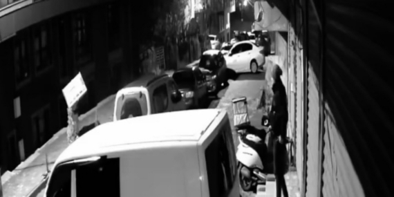 Başakşehir’de apartmandan kendi eşyasını alıyormuş gibi yapan hırsız kamerada