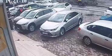 Başakşehir’de bankadan para çeken iş adamına soygun girişimi kamerada