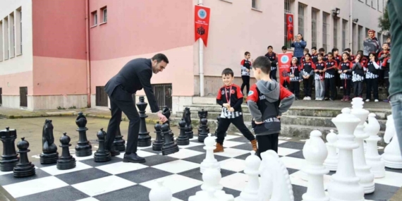 Başiskele’de ilkokul bahçesine satranç sahası kuruldu