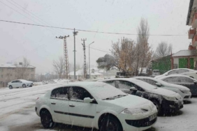 Başkale beyaza bürüdü