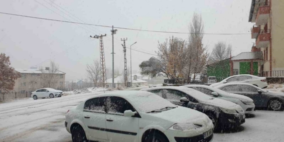 Başkale beyaza bürüdü