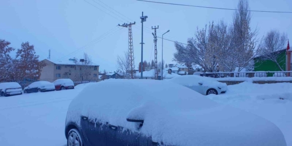 Başkale’de araçlar kara gömüldü: 4 yerleşim yerinin yolu ulaşıma kapandı