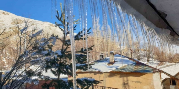 Başkale’de soğuk hava çatıları dondurdu