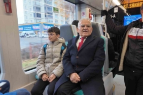 Başkan Büyükkılıç tramvaya bindi, yolcularla sohbet etti