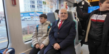 Başkan Büyükkılıç tramvaya bindi, yolcularla sohbet etti