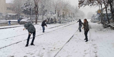 Batman’a uzun yıllar sonra lapa lapa kar yağdı, vatandaşlar sokağa döküldü