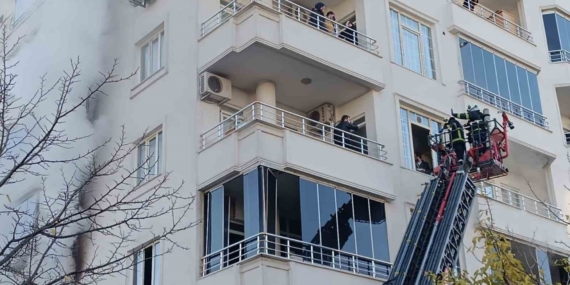 Batman’da apartmanda yangın: 20’den fazla kişi itfaiye merdiveniyle kurtarıldı