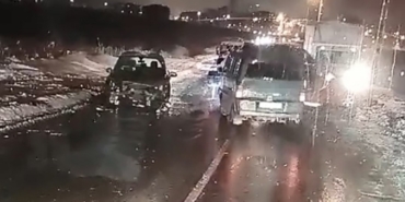 Batman’da buz pistine dönen yolda 2 araç çarpıştı