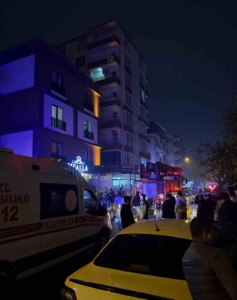 Batman’da cinnet getiren şahıs, evinin eşyalarını sokağa fırlattı