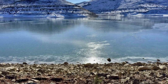 Bayburt’ta gölet buz tuttu, soğuk hava etkisini artırdı