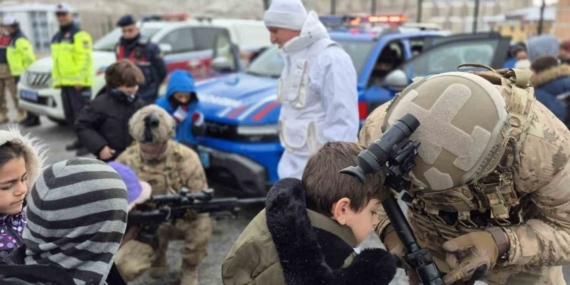 Bayburt’ta jandarmanın kullandığı yerli ekipmanlar ve araçlar öğrencilere tanıtıldı