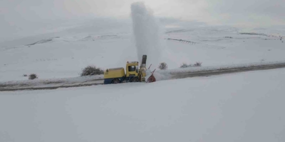 Bayburt’un köy yollarında karla mücadeleye başlandı