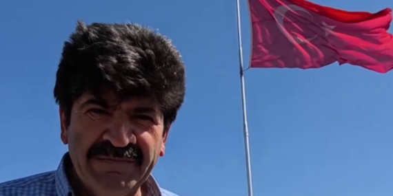 "Bayrak Adam"ın vatan sevdası: Her tepeye bir bayrak