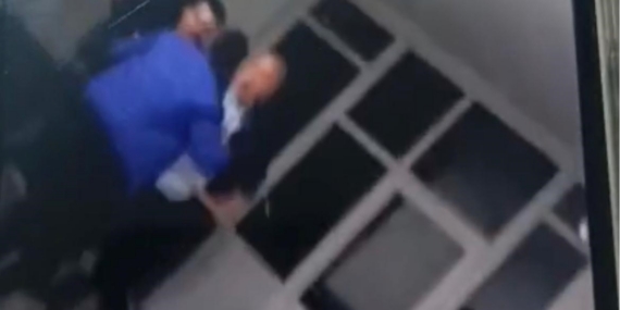 Belediye başkanının sopayla gençleri dövdüğü iddia edildi