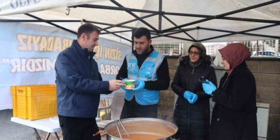 Belediyeden pazarcılara çorba ikramı