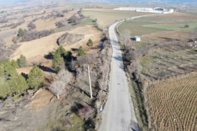 "Benim arazim" dedi, köy yolunu kestirdi