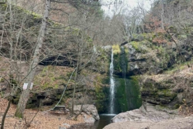 Beşikderesi Şelalesi’nde kış manzarası
