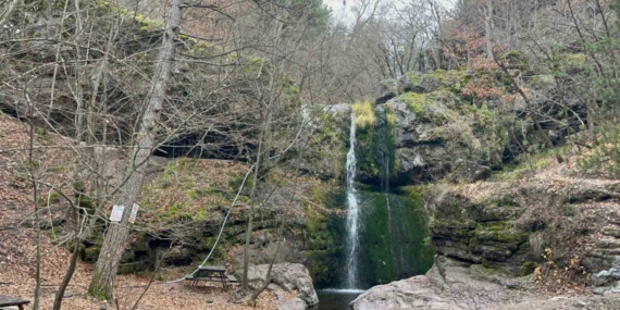 Beşikderesi Şelalesi’nde kış manzarası