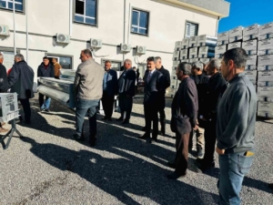 Besni’de 84 yetiştiriciye otomatik yemlik dağıtıldı