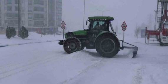 Besni’de yoğun kar yağışı hayatı olumsuz etkiledi