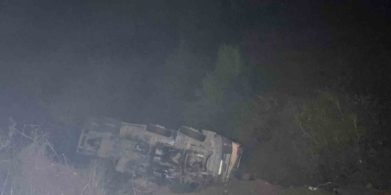 Beton mikseri 150 metrelik uçuruma yuvarlandı: 2 yaralı