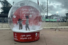 Beyağaçlılar yılbaşı hatıralarını dev kar küresiyle ölümsüzleşiyor