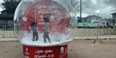 Beyağaçlılar yılbaşı hatıralarını dev kar küresiyle ölümsüzleşiyor