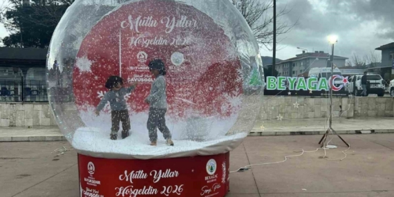 Beyağaçlılar yılbaşı hatıralarını dev kar küresiyle ölümsüzleşiyor