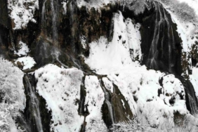 Beyaz gelinliğini giyen Girlevik Şelalesi kışın da göz kamaştırıyor