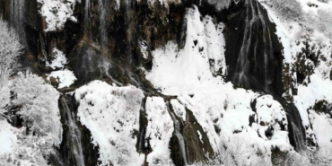 Beyaz gelinliğini giyen Girlevik Şelalesi kışın da göz kamaştırıyor