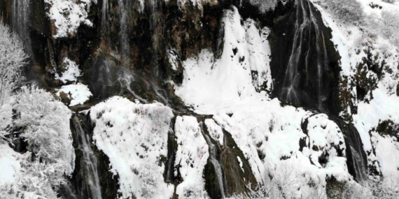 Beyaz gelinliğini giyen Girlevik Şelalesi kışın da göz kamaştırıyor