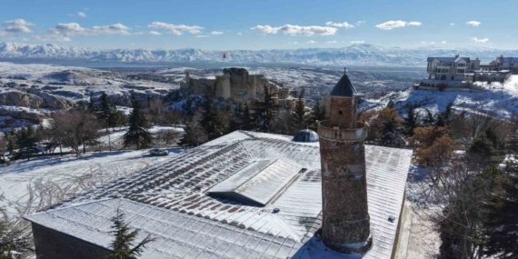Beyaz gelinliğini giyen Harput havadan görüntülendi