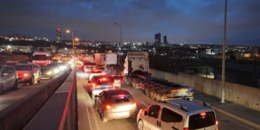 Beylikdüzü Ambarlı’da eylem yapan tır şoförleri nedeniyle trafik durma noktasına geldi