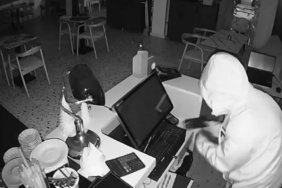 Beylikdüzü’nde 3 işyerinden toplam  51 bin 500 TL çalan hırsızlar kamerada