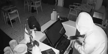 Beylikdüzü’nde 3 işyerinden toplam  51 bin 500 TL çalan hırsızlar kamerada