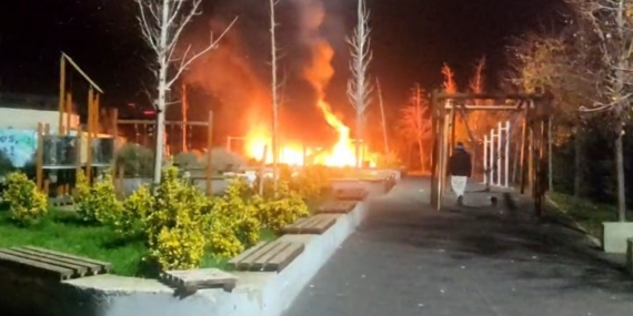 Beylikdüzü’nde çocuk parkı alev alev yandı