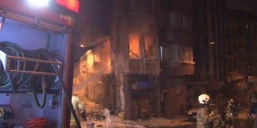Beyoğlu’nda 4 katlı binada yangın çıktı: Bina sakini 2 kişi çatıya sığındı