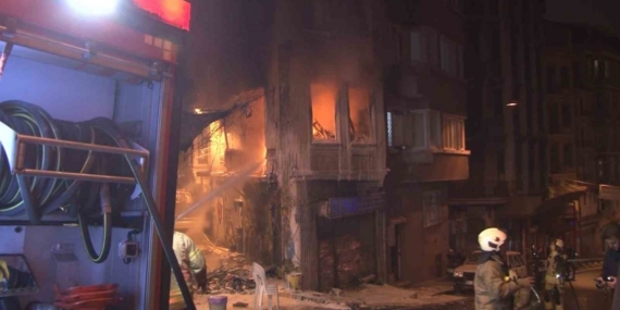 Beyoğlu’nda 4 katlı binada yangın çıktı: Bina sakini 2 kişi çatıya sığındı