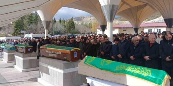 Beypazarı’nda trafik kazasında vefat eden çift ve bebekleri son yolculuğuna uğurlandı