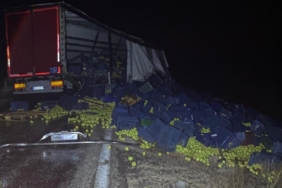 Beyşehir’de tır bariyerlere çarptı: 1 yaralı