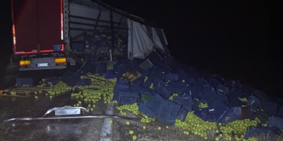 Beyşehir’de tır bariyerlere çarptı: 1 yaralı