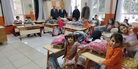 Bilecikli hayırseverden öğrencilere mont ve bot desteği
