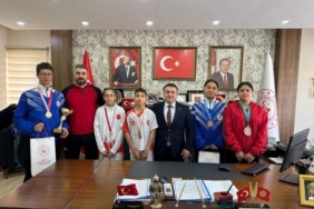 Bilecikli kick boks sporcularını makamında ağırladı