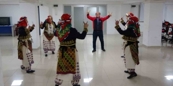 Bilecik’te 45 yıldır halk oyunu öğretiyor