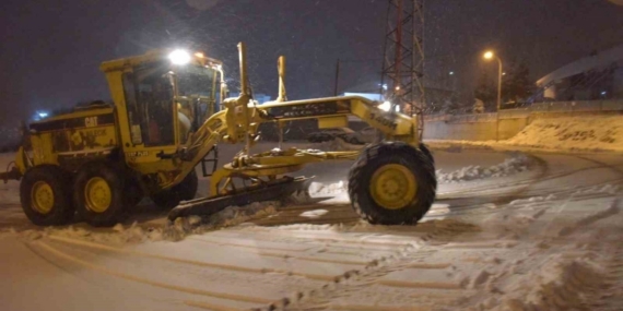 Bilecik’te belediye ekiplerinin sabaha saatlerinde yoğun kar mesaisi