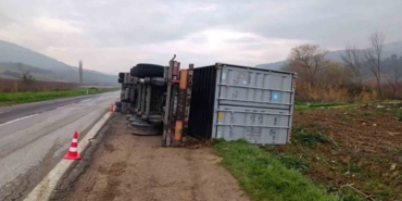 Bilecik’te devrilen tırın sürücüsü yaralandı