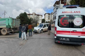 Bilecik’te kamyon ile hafif ticari araç çarpıştı; 4 yaralı