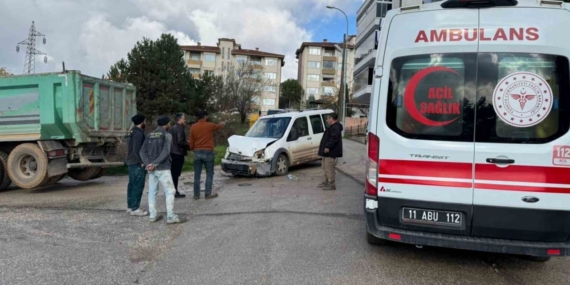Bilecik’te kamyon ile hafif ticari araç çarpıştı; 4 yaralı
