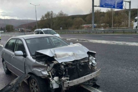 Bilecik’te otomobil beton bariyerlere çarptı: 2 yaralı
